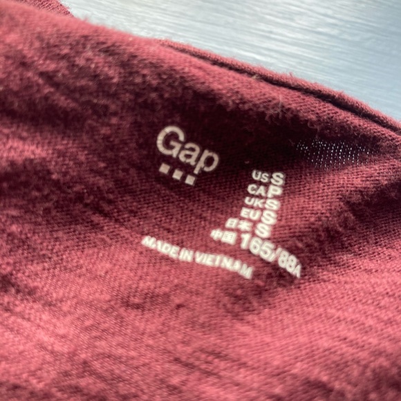 THE GAP LONG SLEEVE WITH MESH ARM CUTOUTS - Picture 2 of 2